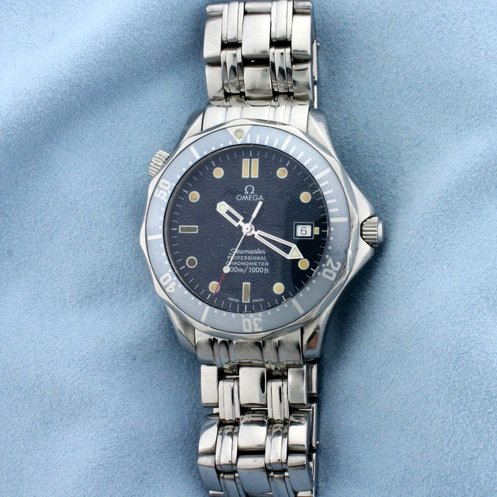 Mens Omega Seamaster 300M Professional Chronometer Automatic Watch: In stainless steel. Automatic movement runs great. Overall great condition, no scratching on crystal, minimal scratching on bracelet, minor scratching on bezel. 41mm case. Condition on pictures