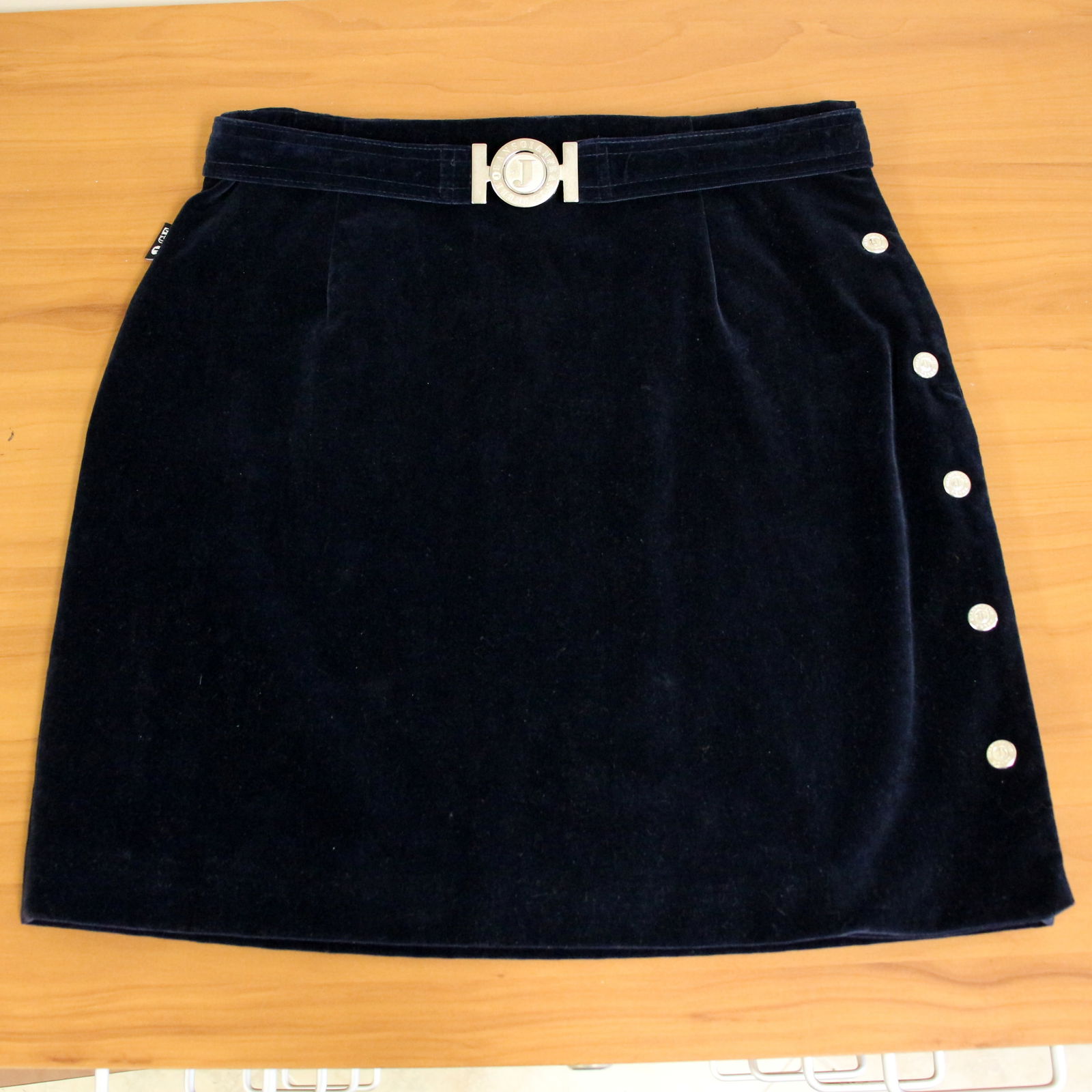 Gianfranco NWT Vintage Navy Blue Velvet Skirt 44: Never worn, tags still attached. Size 44. Silver toned belt & snap hardware. Navy blue velvet.
