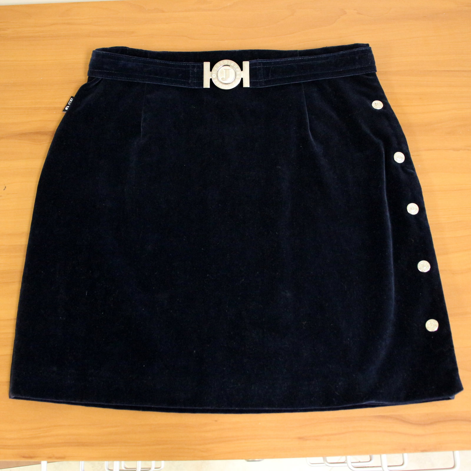 Gianfranco NWT Vintage Navy Blue Velvet Skirt 44: Never worn, tags still attached. Size 44. Silver toned belt & snap hardware. Navy blue velvet.