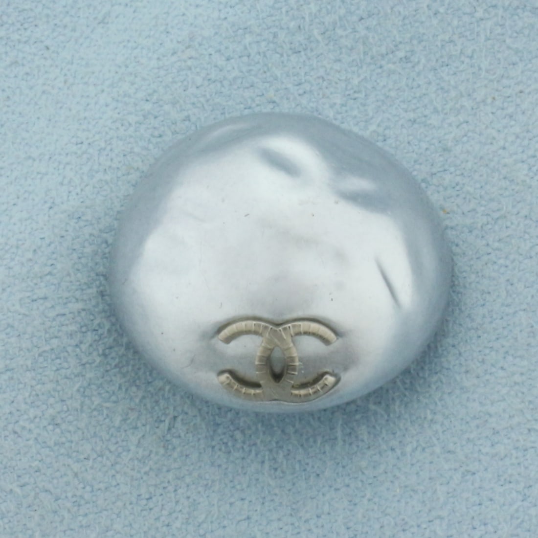 Chanel Faux Pearl CC Logo Jacket Button: 3/4 inch diameter. Faux silver/grey pearl. Iconic CC logo in silvertone. Button for 12P Tweed Jacket P43717V31948 AW891. Guaranteed authentic. Original baggie included.