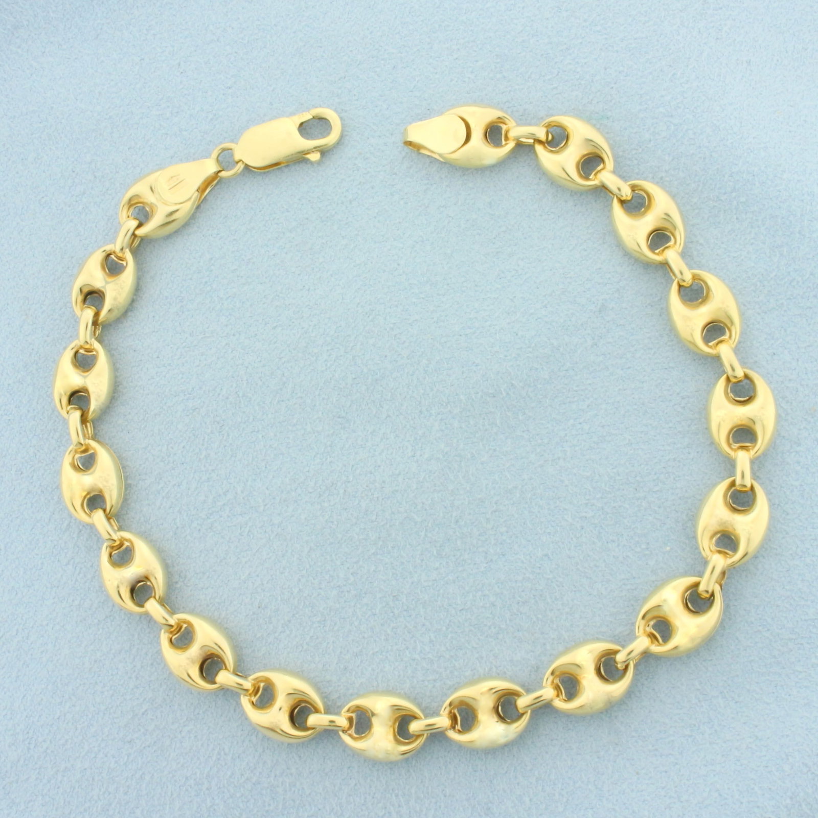 Mens Italian Puffed Anchor Mariner Link Bracelet in 18k Yellow Gold: In 18k Yellow Gold. 9 1/8 inches long. 8mm wide. Italian made. Lobster clasp. 10.8g.