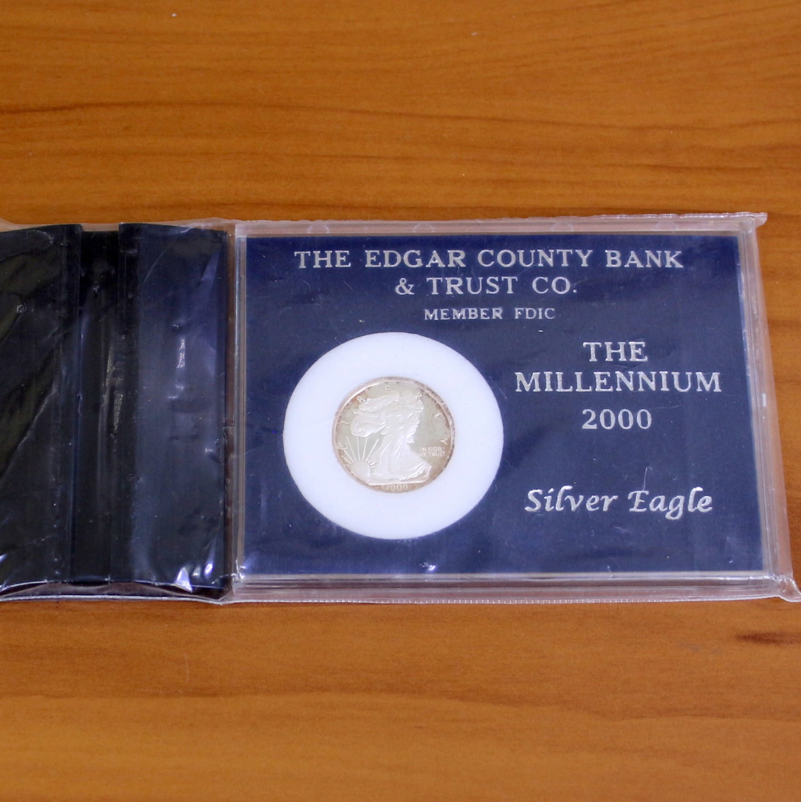2000 Millennium .999 Silver Eagle Coin In Case With Stand (1 of 2)