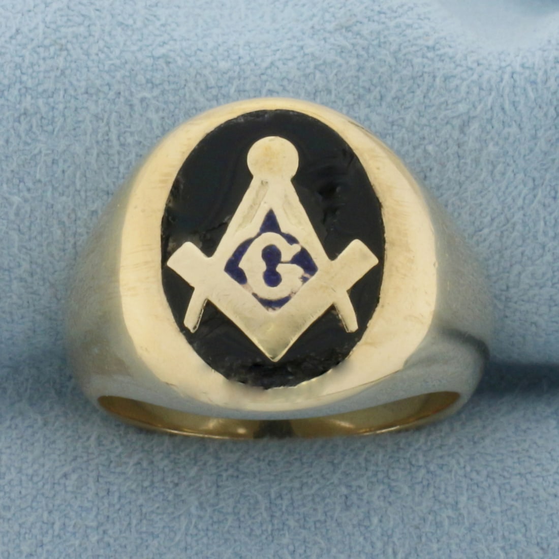 Vintage Masonic Ring in 14K Yellow Gold: In 14k yellow gold. 18mm wide at top of ring. 16mm. Black Onyx plaque, 16x12mm, some chips/cracks as shown consistent with age. Size 9.75. 17.2g.