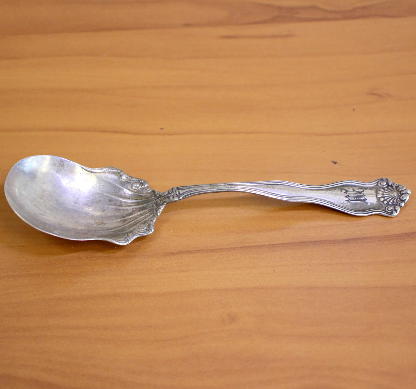 International "Winchester" Sterling Silver Sugar Shell Spoon: In .925 Sterling Silver. Contains one sugar spoon. 6 inches long. 28.9g.