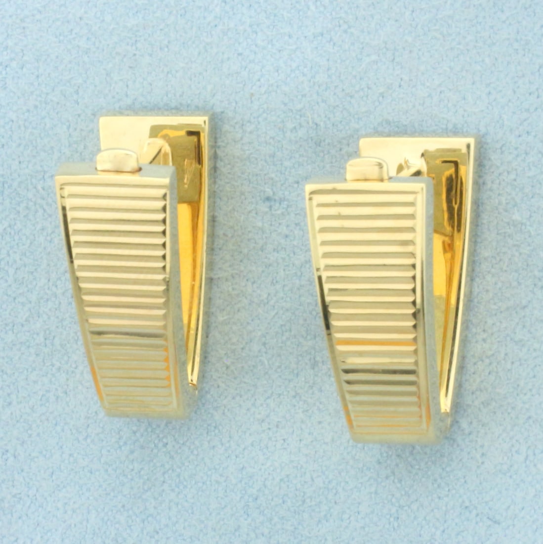 Modern Style Cufflinks in 14k Yellow Gold: In 14k yellow gold. 7/8 inch long and 3/8 inch wide. Hinged locking closure. 15.0g.