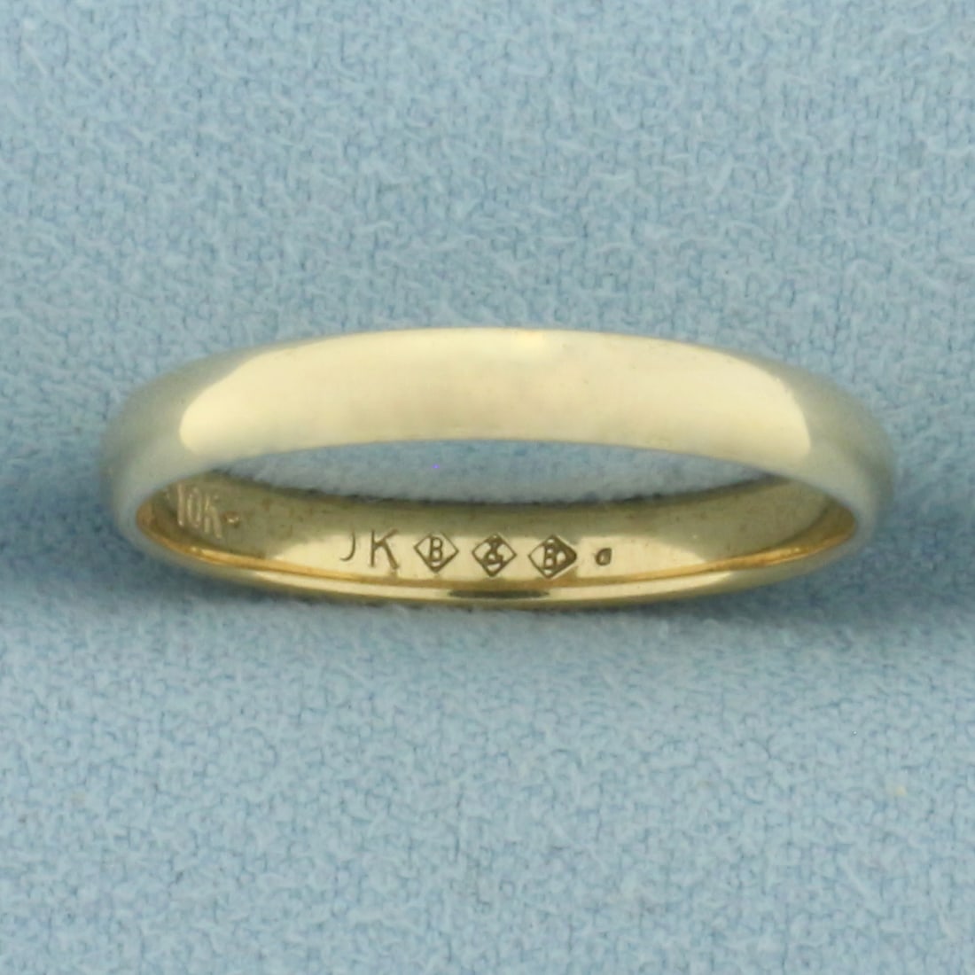 3mm Wedding Band Ring in 10k Yellow Gold: In 10k Yellow Gold. 3mm wide. Size 8.5. 2.2g.