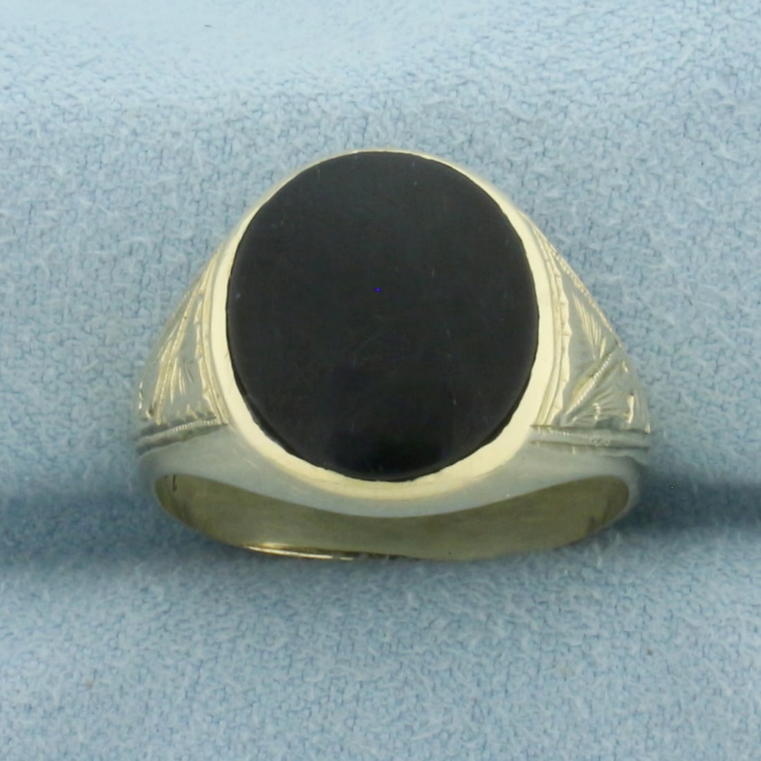 Mens Antique Onyx Ring in 14K Yellow Gold: In 14K Yellow Gold. 15mm wide at top of ring. Contains high quality Onyx gemstone, 14x12mm. Size 10. 5.4g.