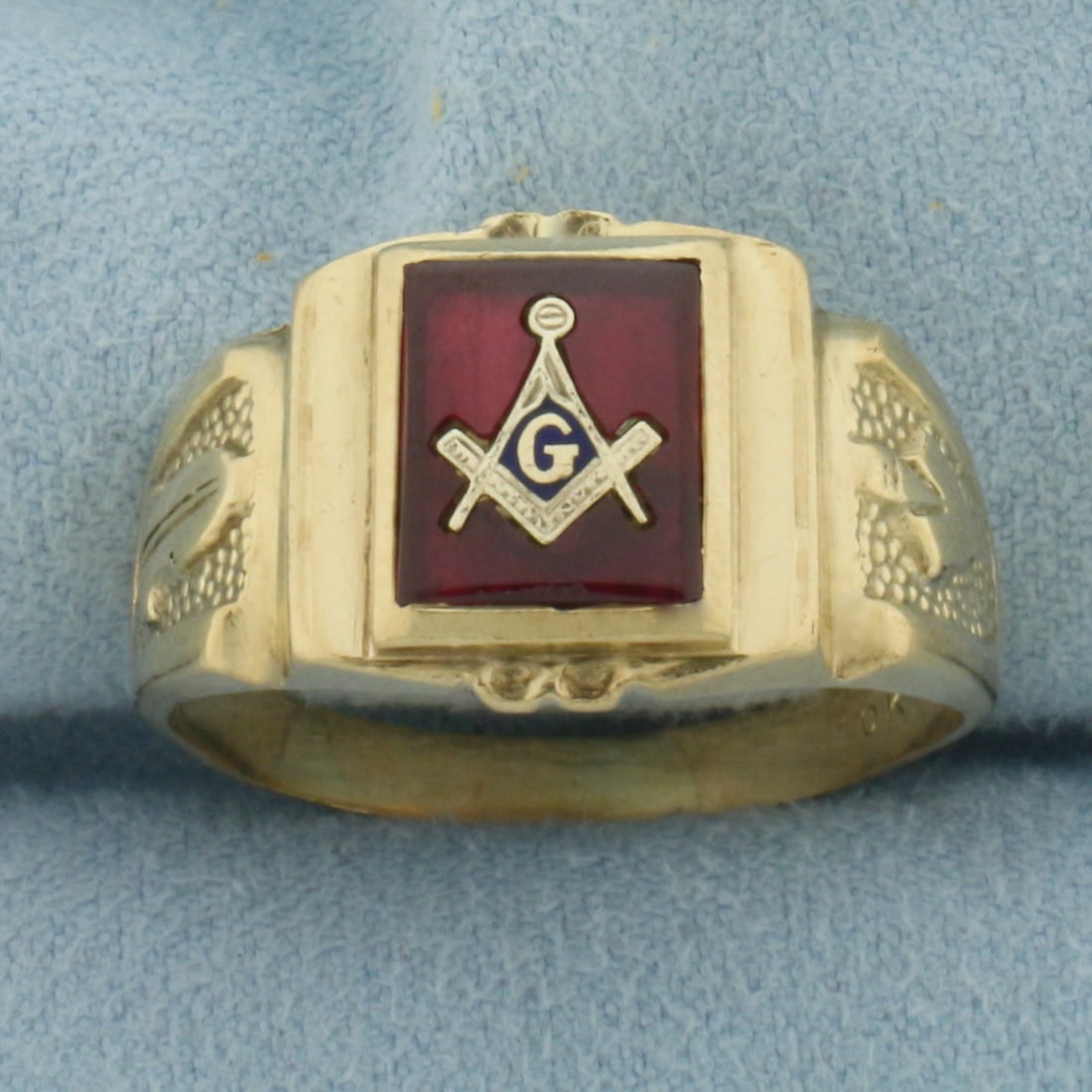 Mens Vintage Masonic Ring in 10K Yellow Gold (1 of 5)