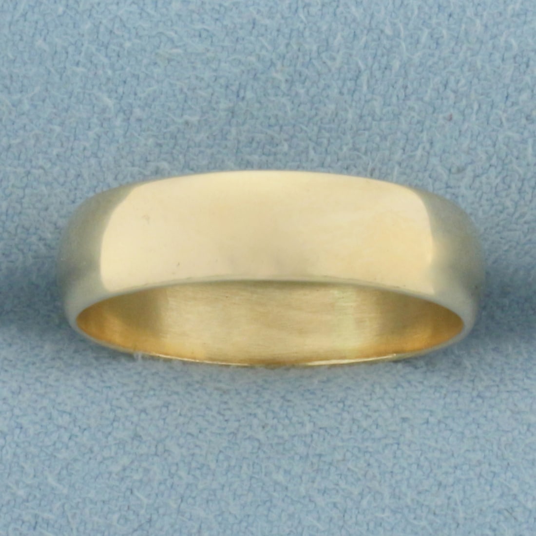 5.5mm Wedding Band Ring in 14k Yellow Gold: In 14k Yellow Gold. 5.5mm wide. Size 9. 4.1g.