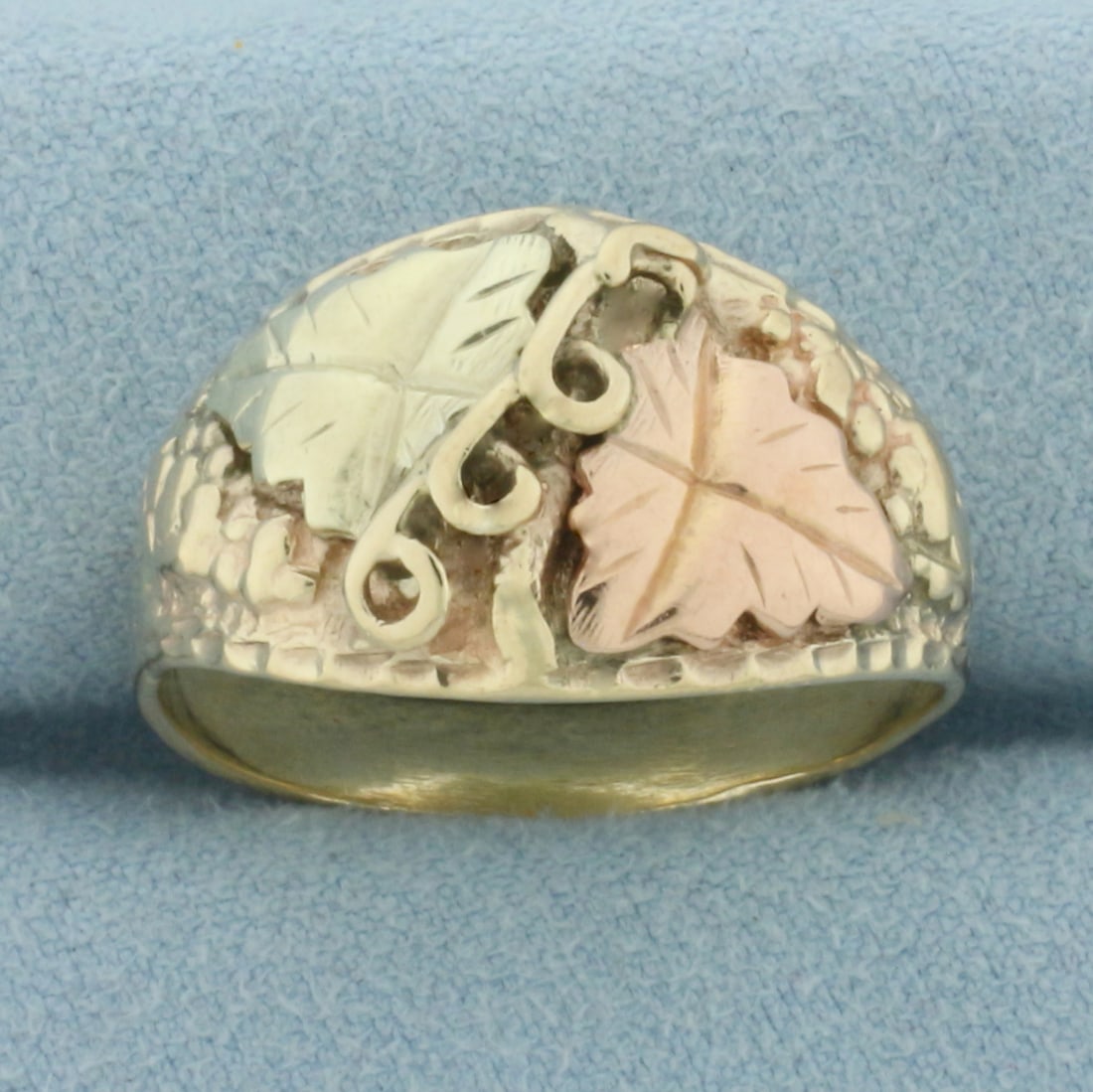 Mens Vintage Black Hills Gold Leaf Ring in 10k Yellow, Green, and Rose Gold: In 10k Yellow, Green, and Rose Gold. 14mm wide at top of ring. Size 12. 7.3g.