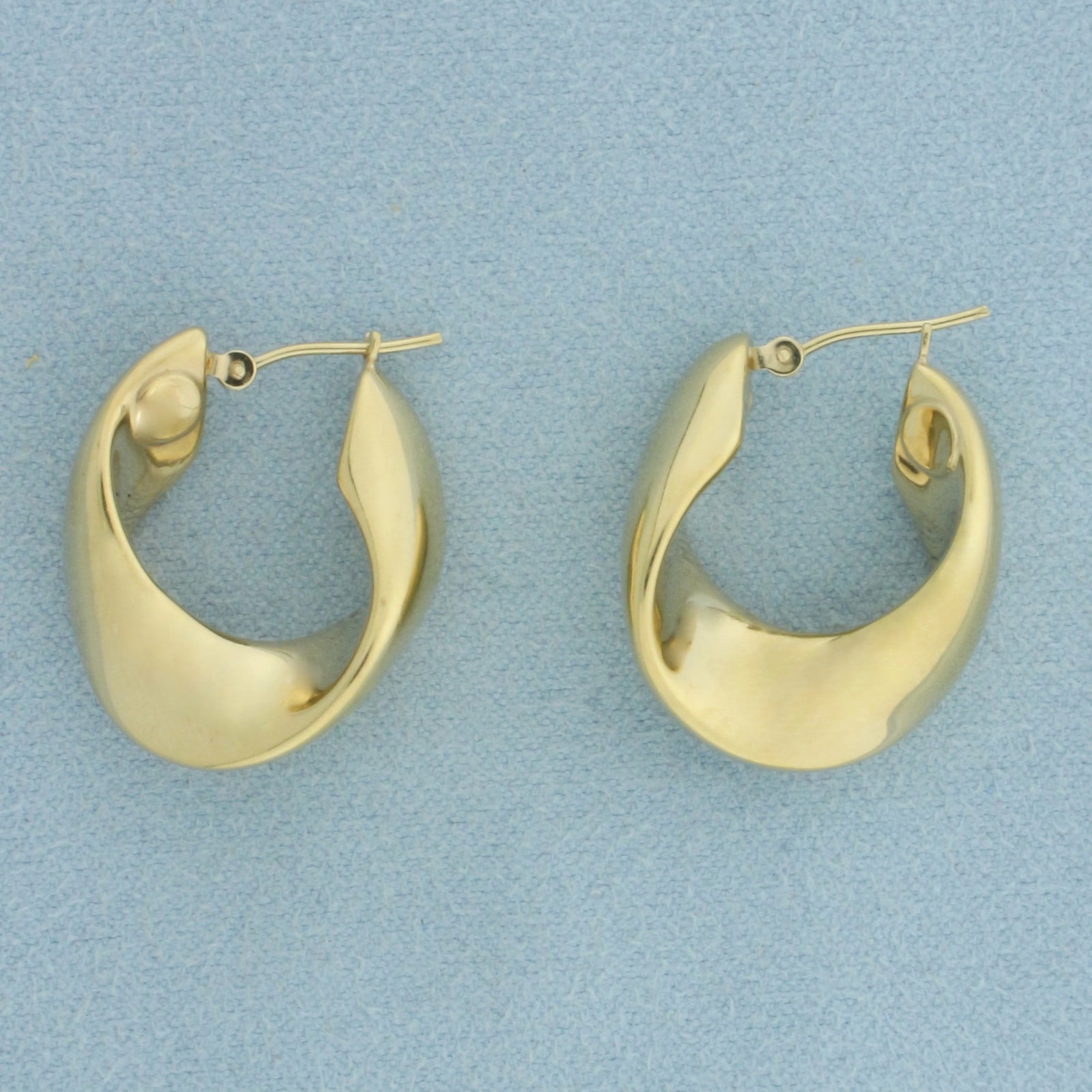 Twisting Hoop Earrings in 14k Yellow Gold