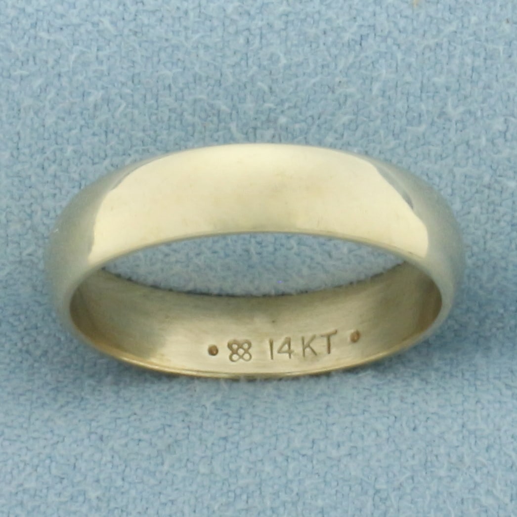 High Polish Wedding Band Ring in 14k Yellow Gold: In 14k Yellow Gold. 4.5mm wide. Size 8. 3.9g.