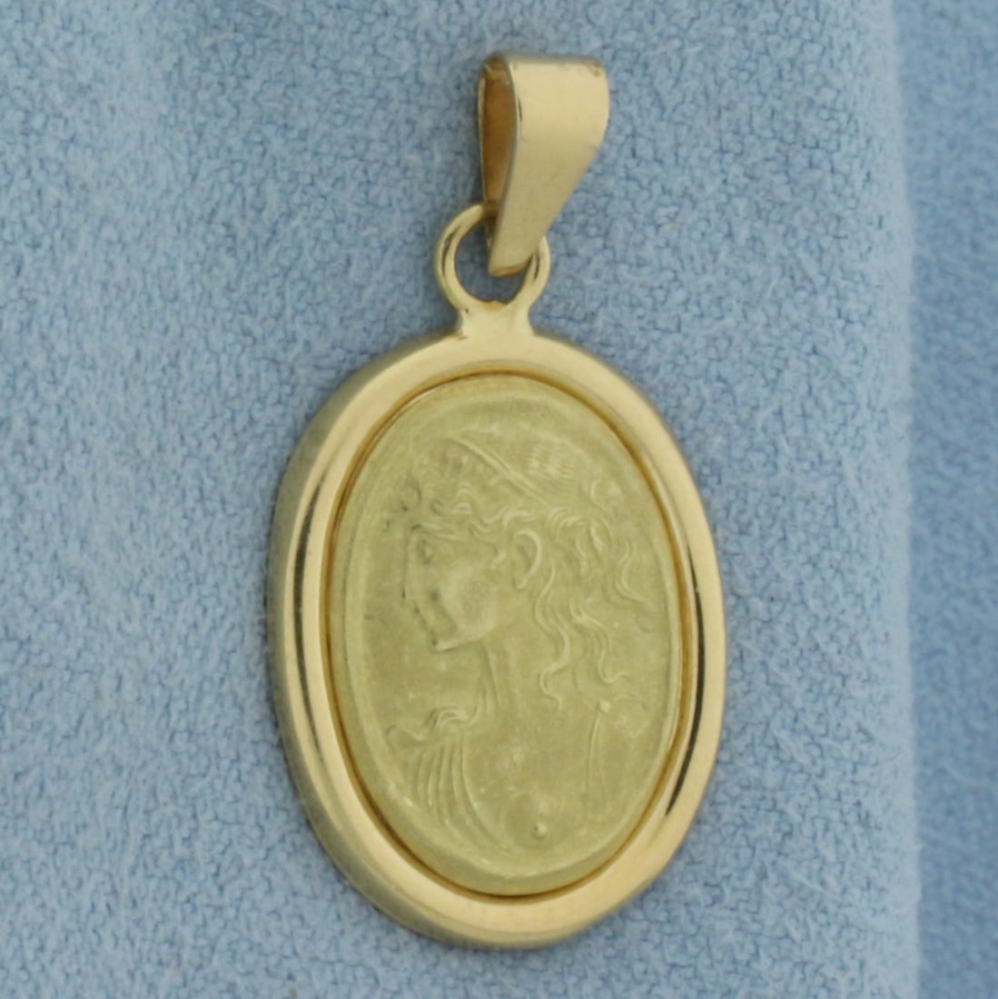Cameo Pendant in 18k Yellow Gold