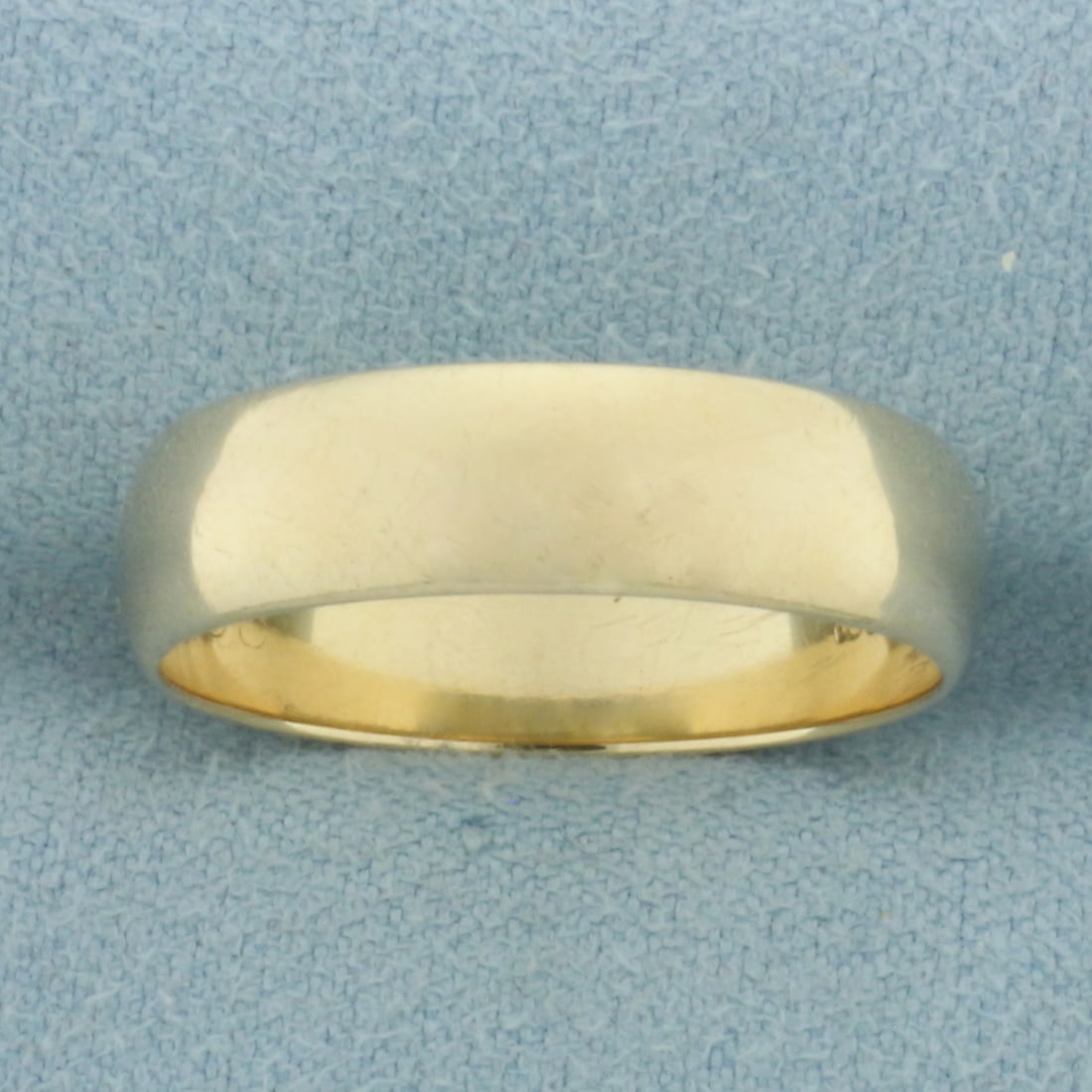 Mens 6mm Wedding Band Ring in 14k Yellow Gold: In 14k Yellow Gold. 6mm wide. Size 10. 5.0g.