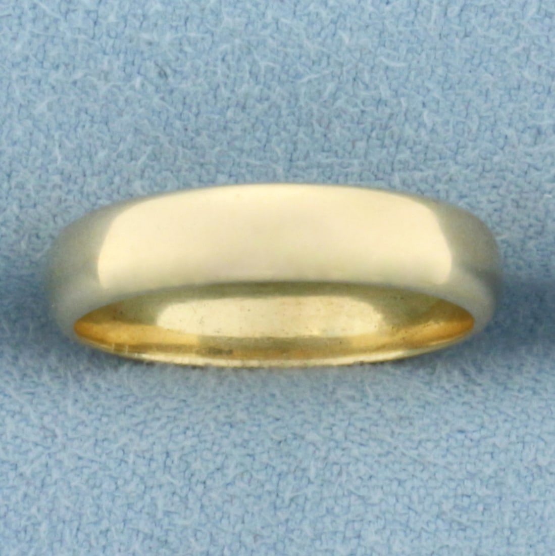 4mm Ladies Wedding Band Ring in 18k Yellow Gold: In 18k Yellow Gold. 4mm wide. Size 6. 3.8g.