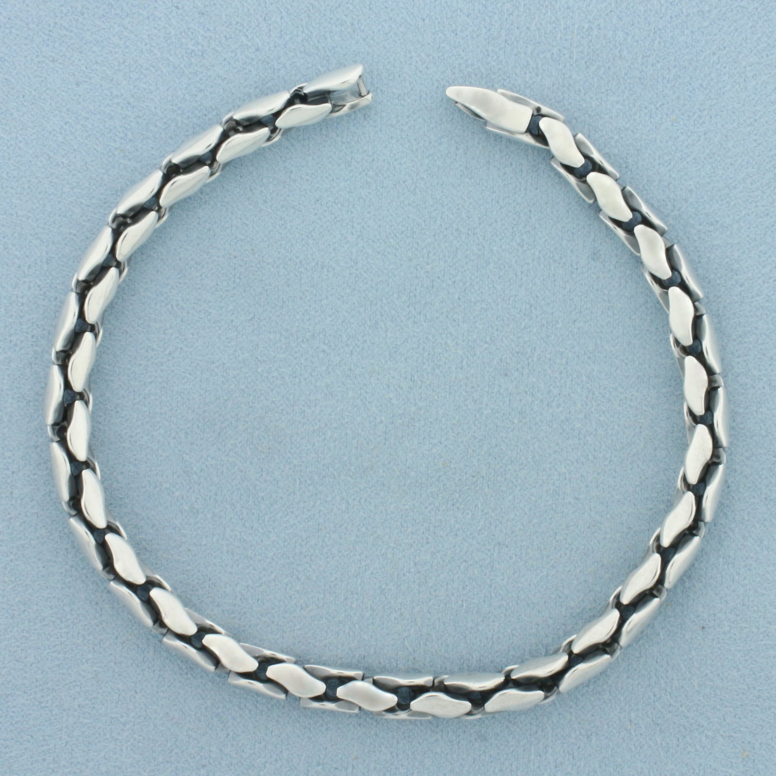 David Yurman Mens Fluted Bracelet in Sterling Silver: In .925 Sterling Silver. 8.5 inches long. 5mm wide. Guaranteed Authentic. Spring clasp.