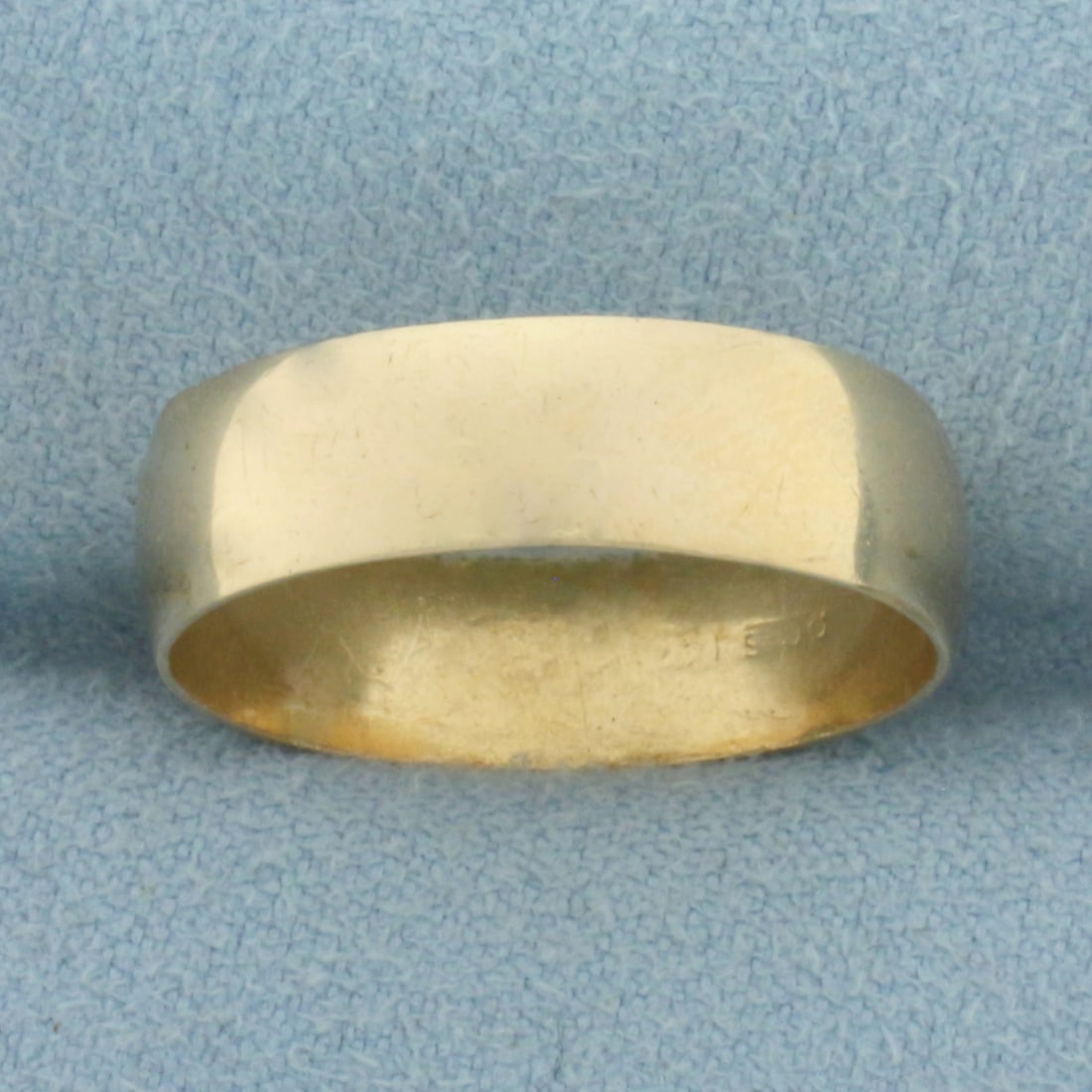 Mens 6mm Wedding Band Ring in 14k Yellow Gold: In 14k Yellow Gold. 6mm wide. Size 9. 3.8g.