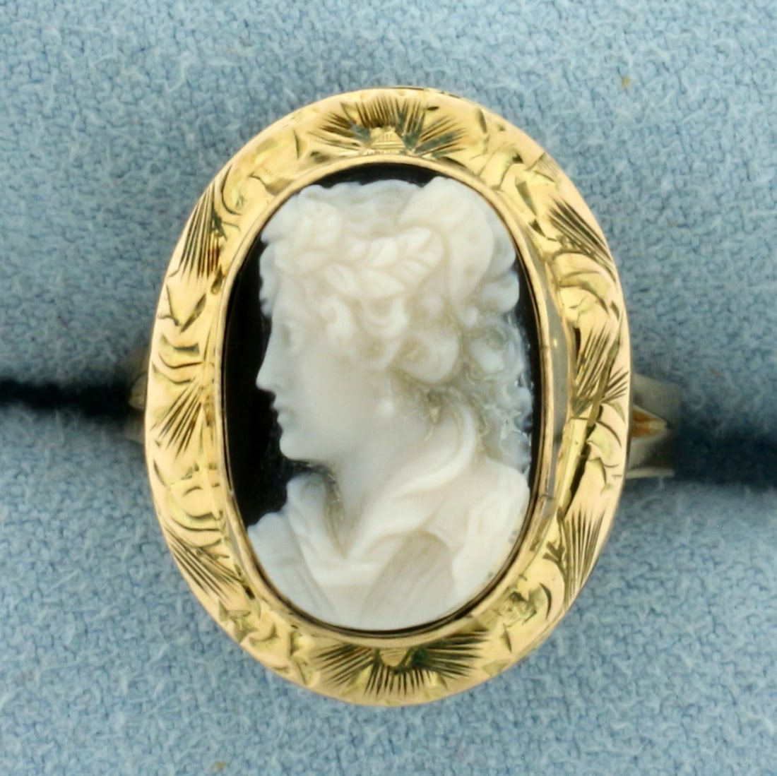 Vintage Cameo Ring in 14k Yellow Gold