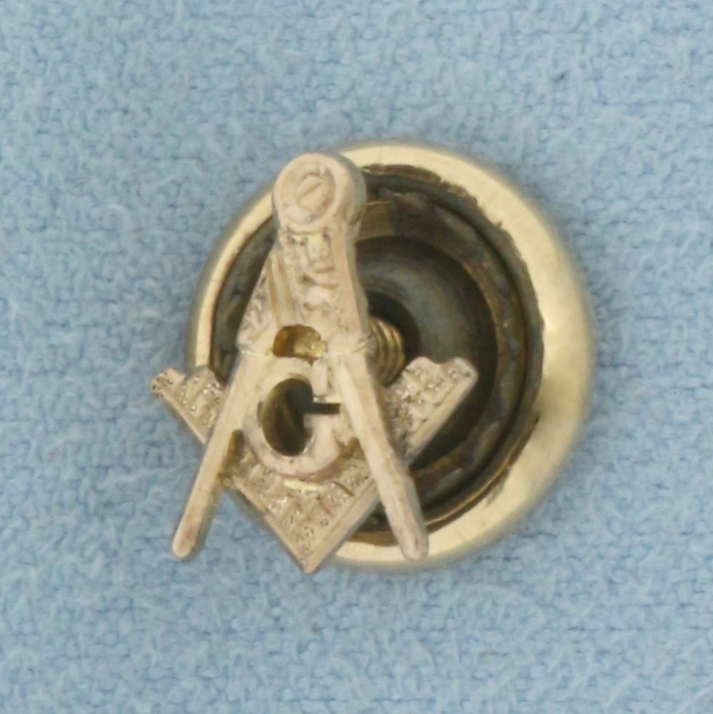 Vintage Masonic Pin in 10k Yellow Gold: In 10k Yellow Gold, back is gold plated. 3/8 inch long. 3/8 inch wide. 1.9g.