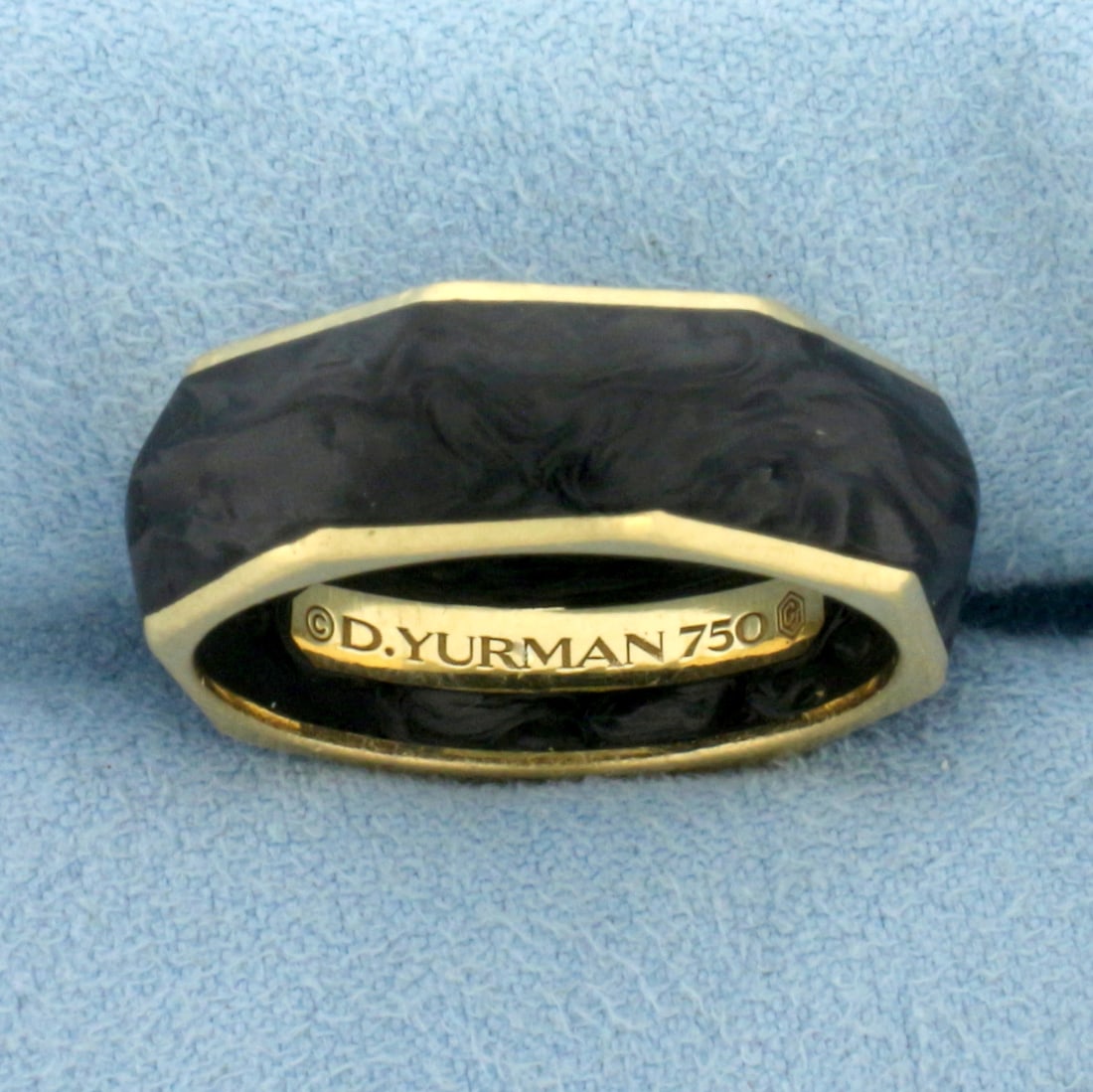 David Yurman Mens Torqued Faceted Band Ring in 18K Yellow Gold: Designer signed David Yurman. In 18k yellow gold with forged carbon detail. 8mm wide. Size 10. Comes with original envelope. 6.3g.
