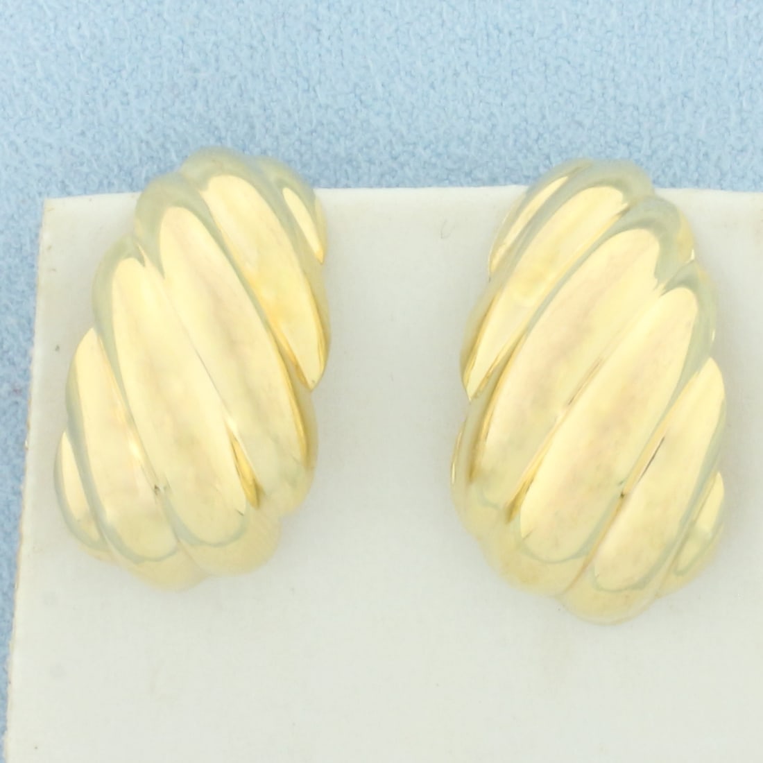 Italian Scallop Designer Earrings in 14k Yellow Gold: In 14k Yellow Gold. 7/8 inch long. 1/2 inch wide. Italian made. Friction backs. 4.4g.