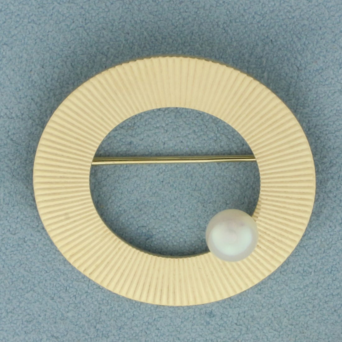 Cultured Pearl Beveled Circle Pin Brooch in 14K Yellow Gold: In 14k yellow gold. 1 1/4 inch diameter. Contains 1 high quality Cultured Akoya 6mm pearl with high luster. 4.9g.