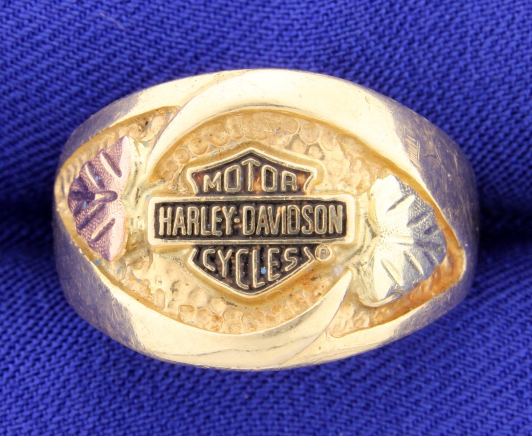 10K Men's Harley Davidson Ring: Very attractive men's 10k yellow gold ring with the Harley Davidson emblem at the center. 7.6g Size 10 1/2