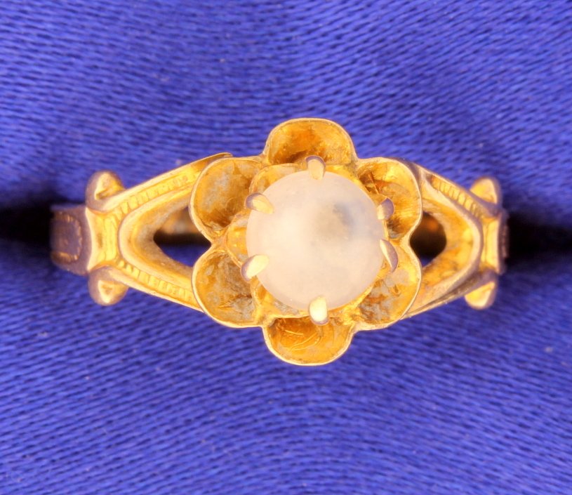 10k Vintage Moonstone Ring: Vintage Moonstone 10k gold ring 1.8g Size 6 1/2
