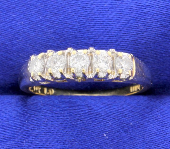 Vintage 5 stone diamond ring: This gorgeous Vintage diamond 5 stone ring contains a 1/2 carat of very fine quality diamonds, Si to I1 clarity and H-I color. The diamonds face up very bright and white! The mounting is vintage 14k y