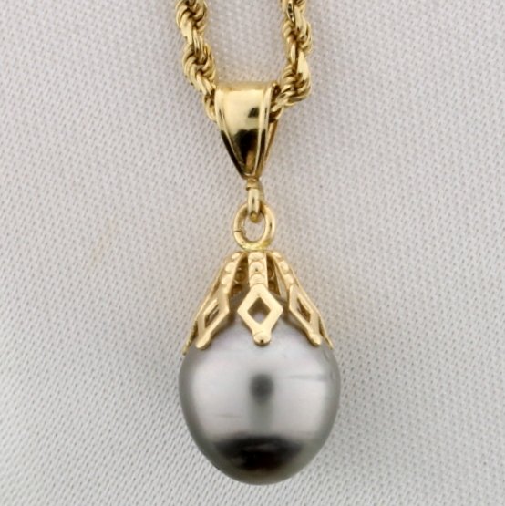 Tahitian Pearl Drop Pendant: Stunning Tahitian Pearl Drop pendant on 14k yellow gold 18" chain. Pearl is 8mm in diameter and has an oval like shape. Beautiful! 6.6g