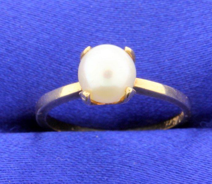 Cultured Pearl Ring: This is a darling solitaire 7mm Cultured Pearl ring set in 10k yellow gold. Size 6 1/2 2.1g