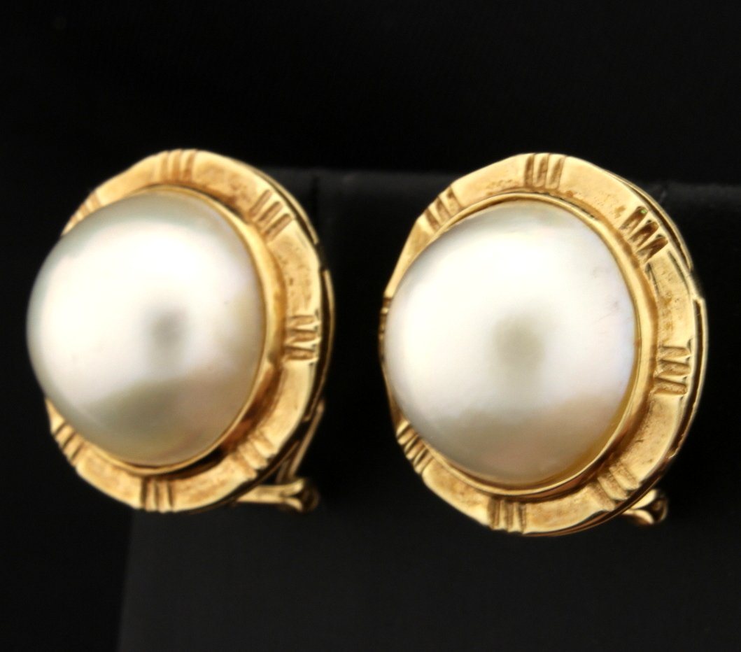 Mobe Pearl earrings with French backs: These Mobe Pearl earrings with French backs are set in 14k yellow gold and measure 3/4" in diameter. The Mobe earls are very creamy in color and very clean! Great looking pair of earrings! 9.7g