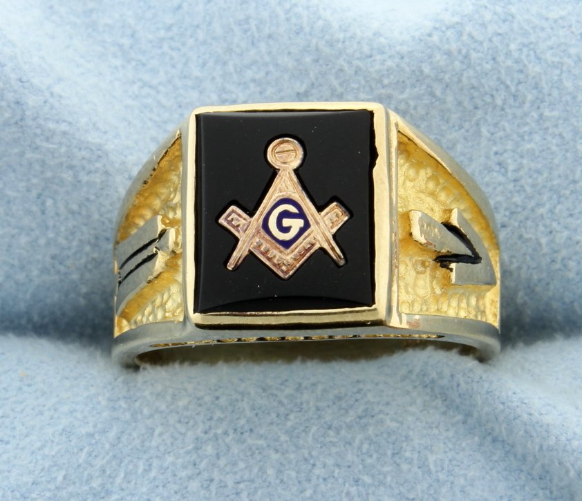 Mason Vintage Ring: This fantastic Masonic Vintage ring is like new with a great finish on the side. The ring measures 1/2" x 7/16". All emblems and enamel work are in tack--the ring appears to have never been worn! Size
