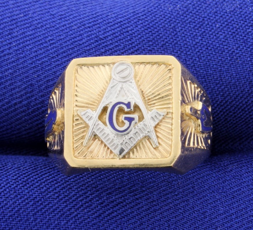 Vintage Masonic Ring: Attractive Vintage Masonic 10k yellow gold ring with enamel inlays.. There is a stunning 10k white gold insignia at the center. This ring is like new. Size 10 10.7g