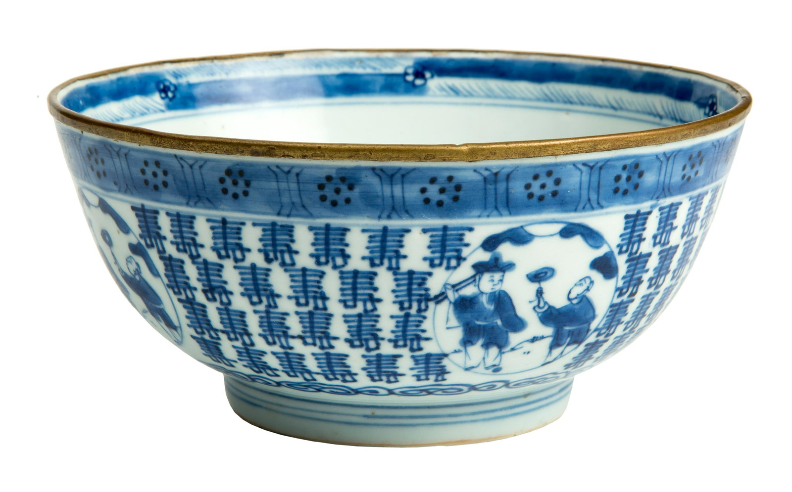 A Chinese large blue and white bowl.: A Chinese large blue and white bowl.Qing dynasty, 19th century 90x180 mm. Gilt rim, mark on the bottom. Small restoration at the bottom. Minor defects. Provenance: Property from an Italian private col