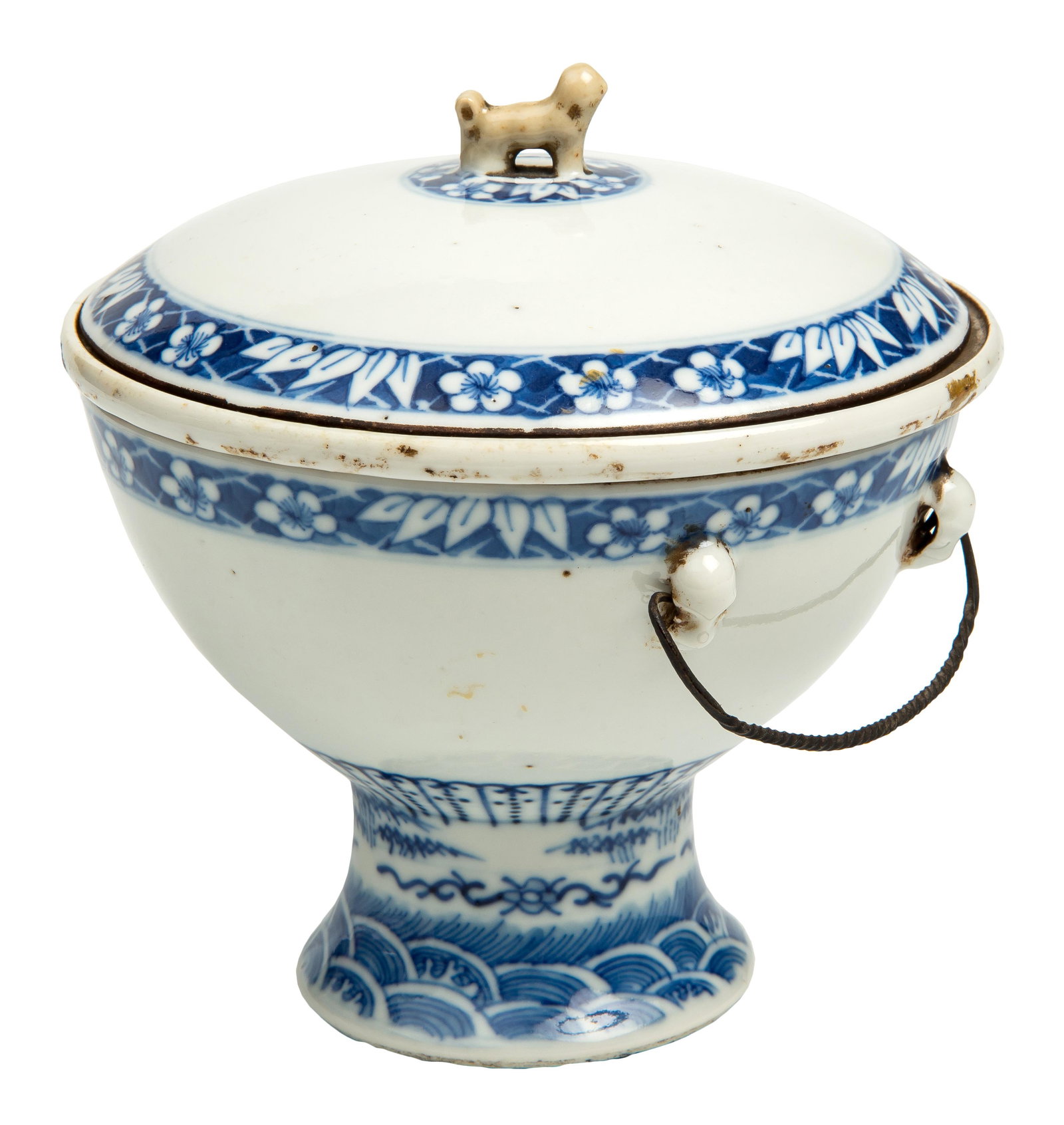 Chinese blue and white bowl with lid. Three pieces.: Chinese blue and white bowl with lid. Three pieces.China, Jingdezhen, 19th century.140x140 mm. Minor defects. Further Details A bowl, a cup that fits into the bowl and a lid. Decorated on the outside 