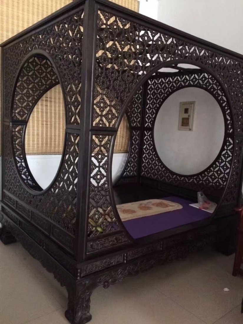 Rosewood canopy bed: Interested parties are invited to contact me, I'll give you the most detailed pictures and information!