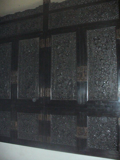 Ebony wood carving lion top cabinet: This is a worthy collection of treasures, starting low-cost, do not miss!My email: xuehuiqun2011@aliyun.com