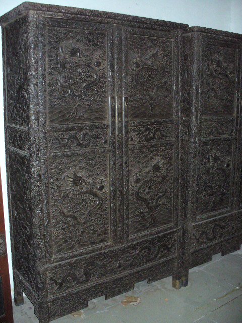 Ebony carved with dragon wardrobe: This is a worthy collection of treasures, starting low-cost, do not miss!My email: xuehuiqun2011@aliyun.com
