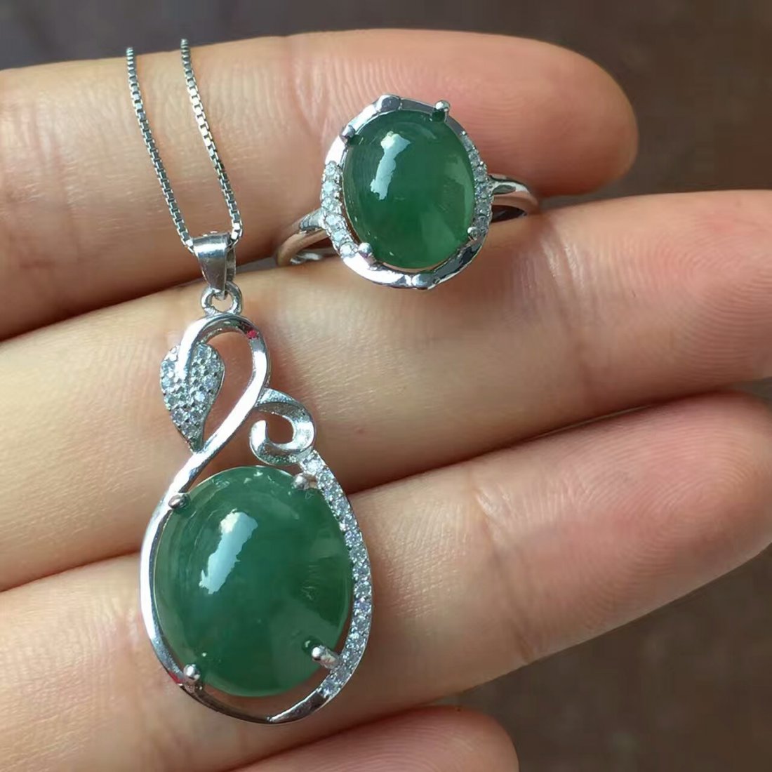 Silver inlaid Jade jewelry set: Silver inlay water Jade suit, egg surface of about 15X14mm, 11X9mm, Seiko mosaic! Ice Runs! High-end atmosphere