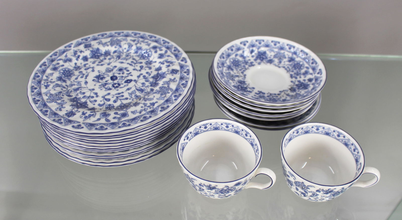 Minton Shalimar Part Tea Service: Title: Minton Shalimar Part Tea Service Description: Minton Shalimar Part Tea Service All pieces pictured; 21 pieces in total 2x tea cups 7x 15 cm saucers 12x 20 cm side