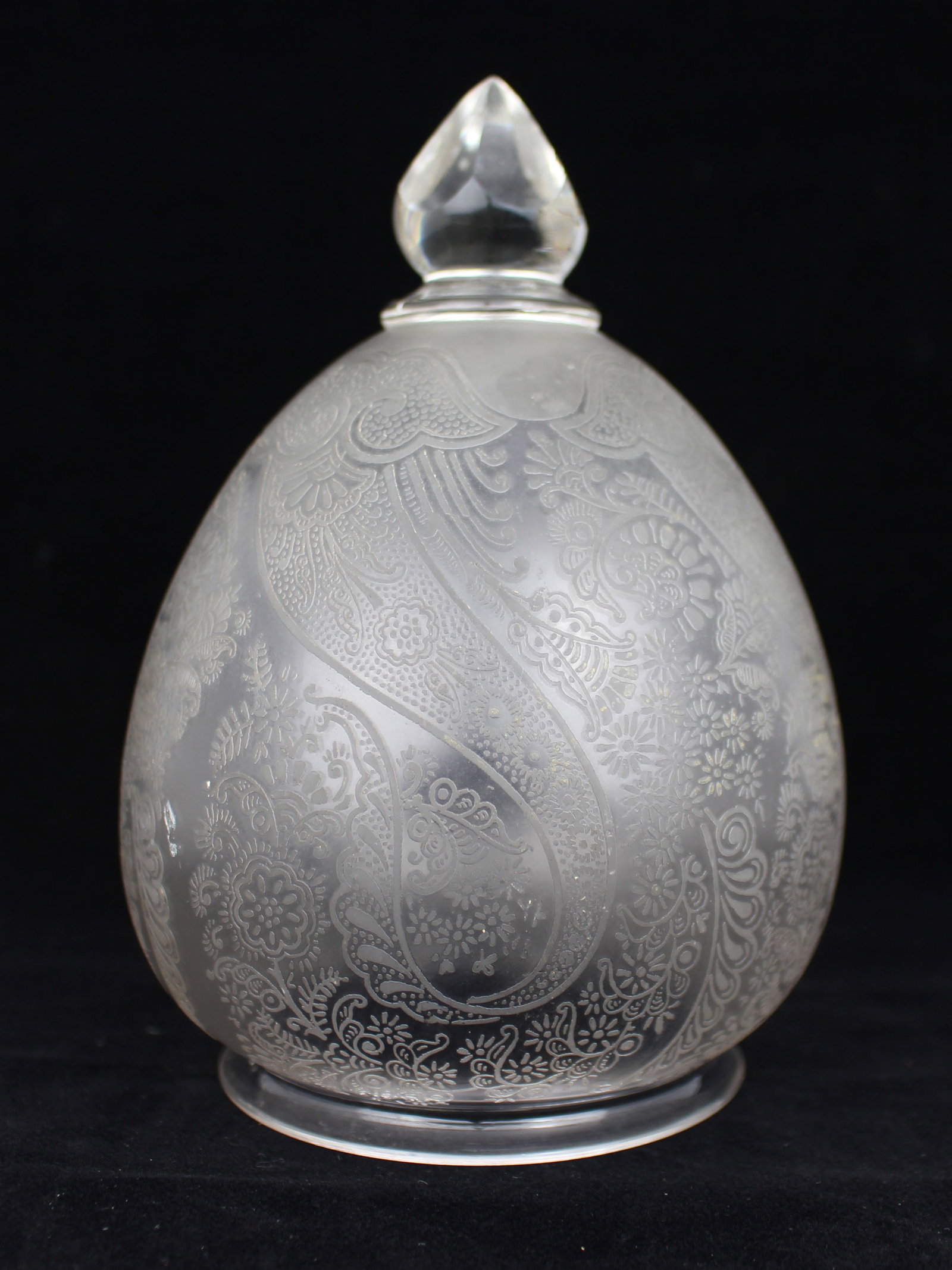 Edwardian Etched Glass Shade With Finial – C.1910: Title: Edwardian Etched Glass Shade with Finial – c.1910 Description: Edwardian Etched Glass Shade with Finial – c.1910 Dimensions: 11 cm x 11 cm x 16 cm (height) Open