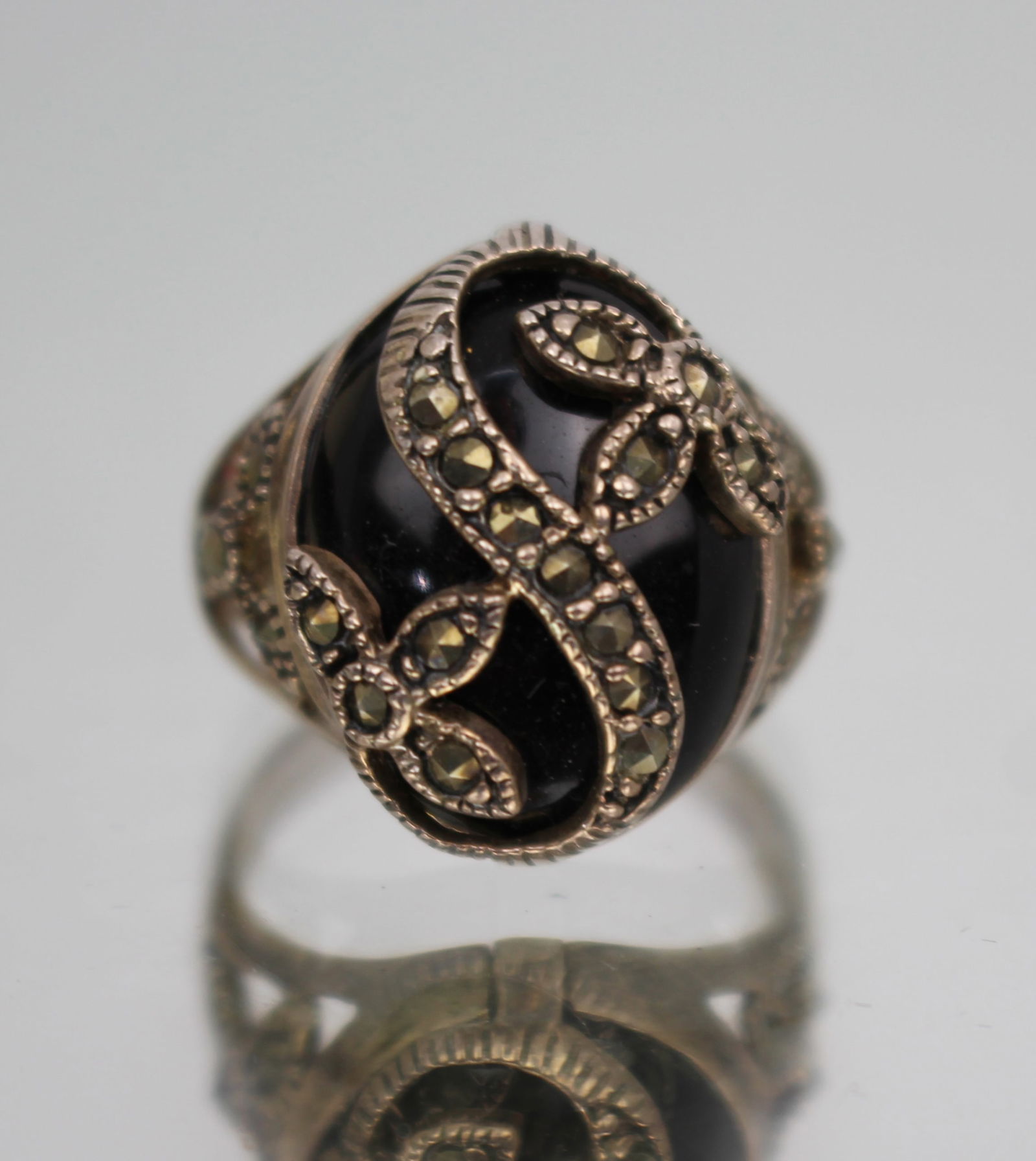 Vintage Decorative Silver Marcasite Ring: Title: Vintage Decorative Silver Marcasite Ring Description: Vintage Decorative Silver Marcasite Ring Stamped 925 Weight 6.9 g. Ring size P 1/2 Good pre-owned cond