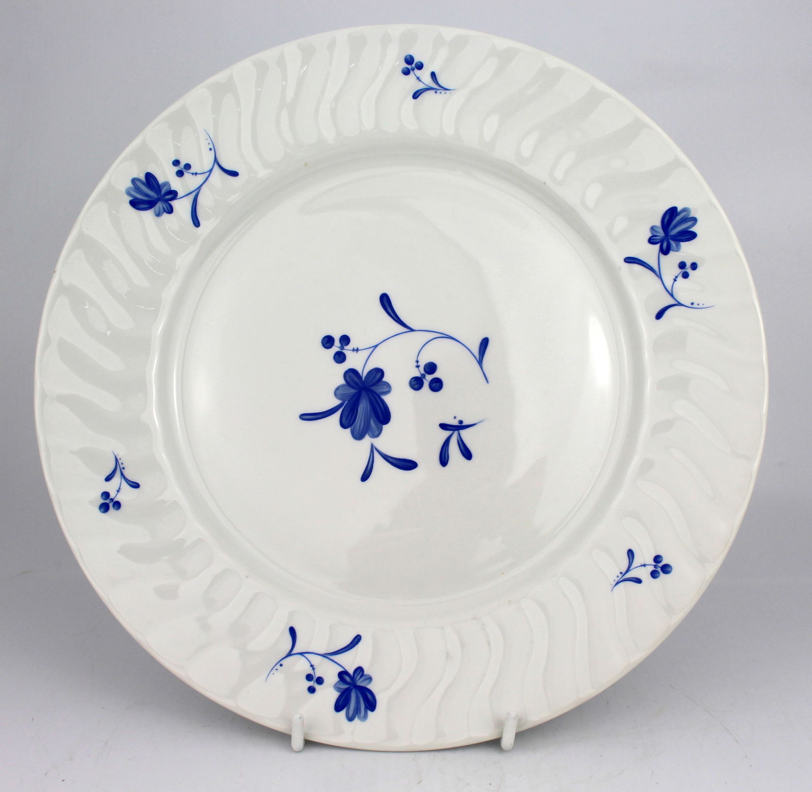 Set of 6 Royal Worcester Blue Bow Dinner Plates: Title: Set of 6 Royal Worcester Blue Bow Dinner PlatesDescription: Condition: UsedLocation<