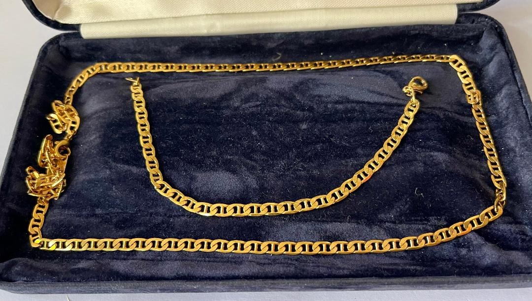 Vintage Gold Plated Chain & Matching Bracelet: Title: Vintage Gold Plated Chain & Matching Bracelet Description: Vintage Gold Plated chain and Matching Bracelet. Anchor style link with spring ring clasps. 