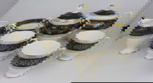 13 Pieces of Wedgwood Columbia: Title: 13 Pieces of Wedgwood Columbia Description: 13 Pieces of Wedgwood Columbia. All pieces pictured; tea pot, cream jug, sugar bowl, tea cup, tea saucers. Condition as pictured. Tea pot wi