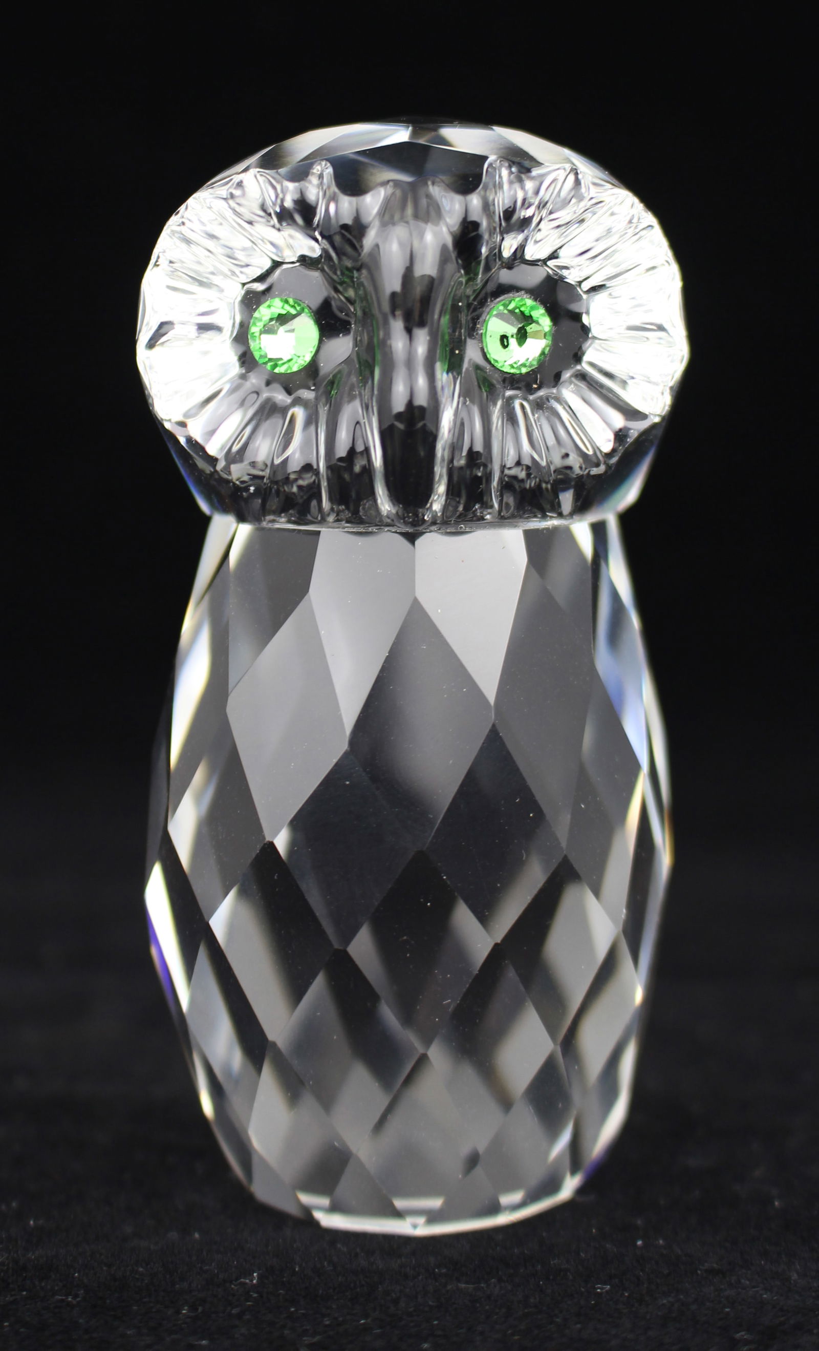 Oleg Cassini Crystal Owl Paperweight: Title: Oleg Cassini Crystal Owl Paperweight Description: Oleg Cassini Crystal Owl Paperweight. Measures 5 x 5 x 9.5 (height) cm 