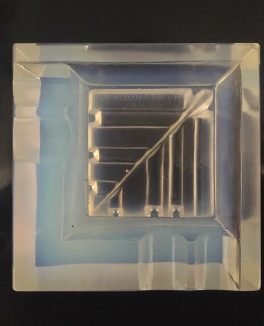 Andre Hunebelle (1896-1985) Art Deco, Opalescent Ashtray, Model M1123, 1930 - 7