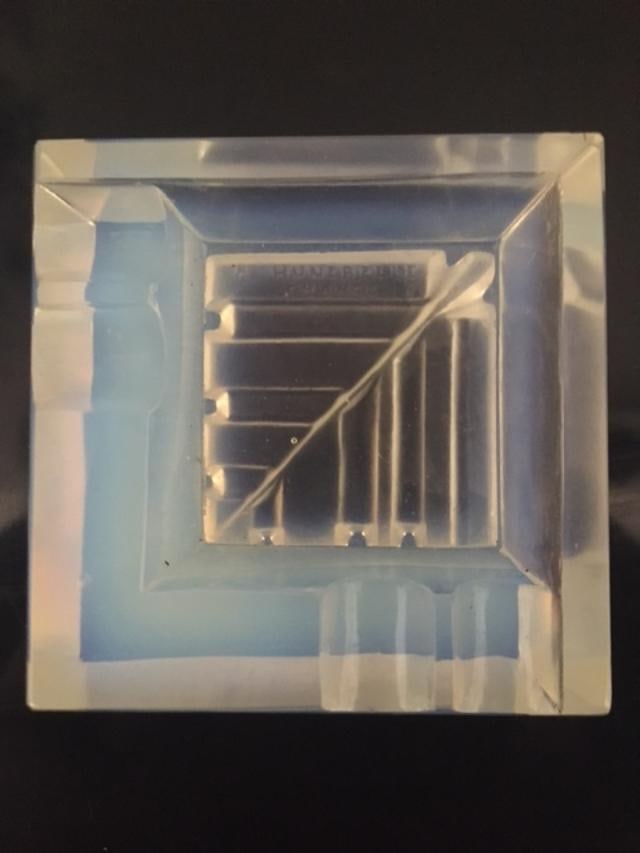 Andre Hunebelle (1896-1985) Art Deco, Opalescent Ashtray, Model M1123, 1930 - 8