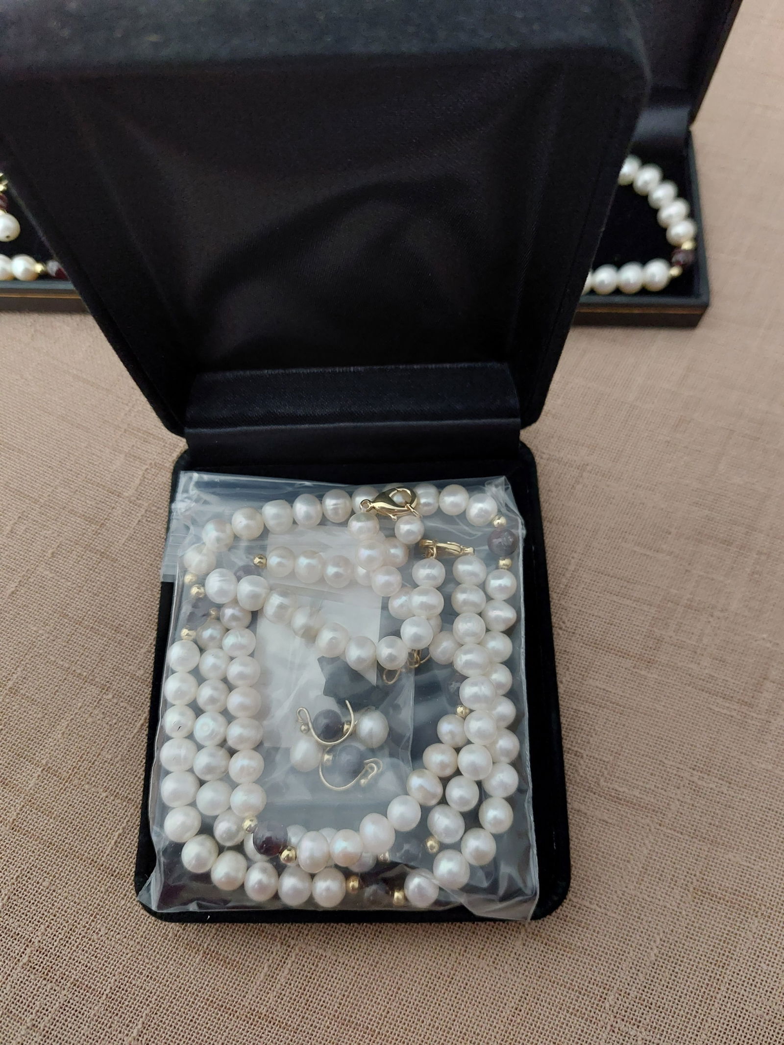 Gorgeous Faux Pearl Set of Earrings, Necklace and Bracelet - 4